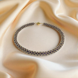 Amethyst Kette liegend auf hellemStoff